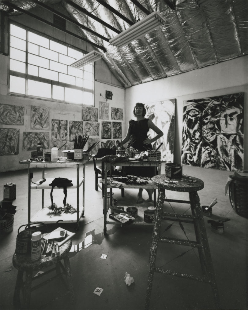 Lee Krasner in ihrem Studio, fotografiert von Hans Namuth 1962, Foto: Courtesy Center for Creative Photography, University of Arizona © 1991 Hans Namuth Estate