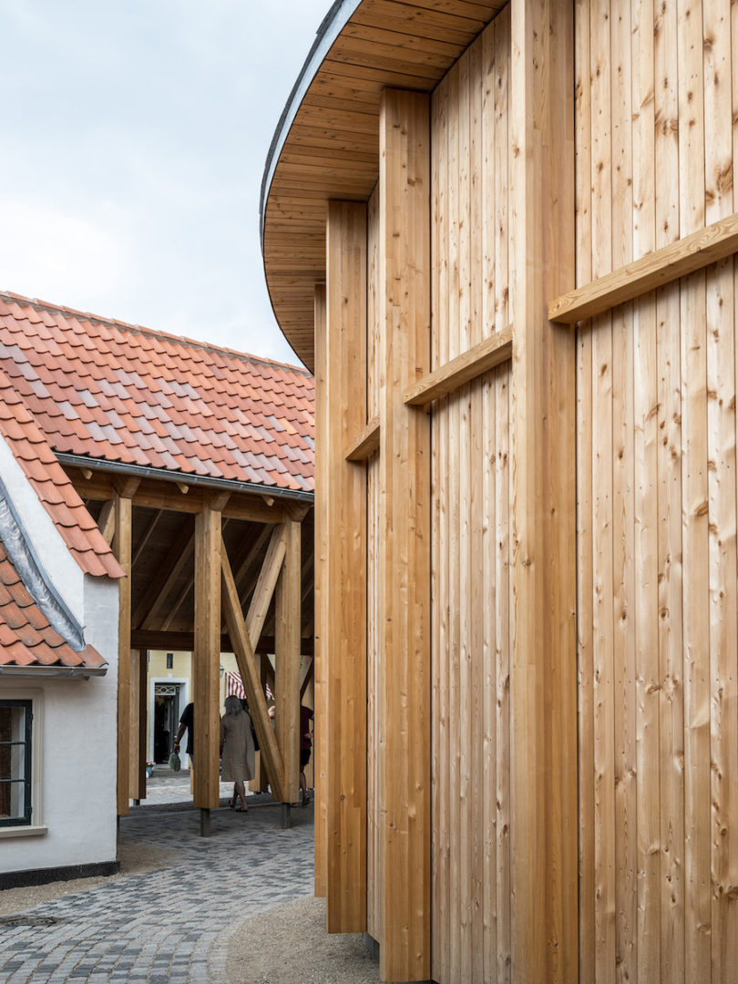 Architekt Kengo Kuma hat sich bei seinem Holzgebäude von den Fachwerkhäusern der unmittelbaren Umgebung inspirieren lassen. © H.C. Andersens Hus, Odense Bys Museer, Rasmus Hjortshøj