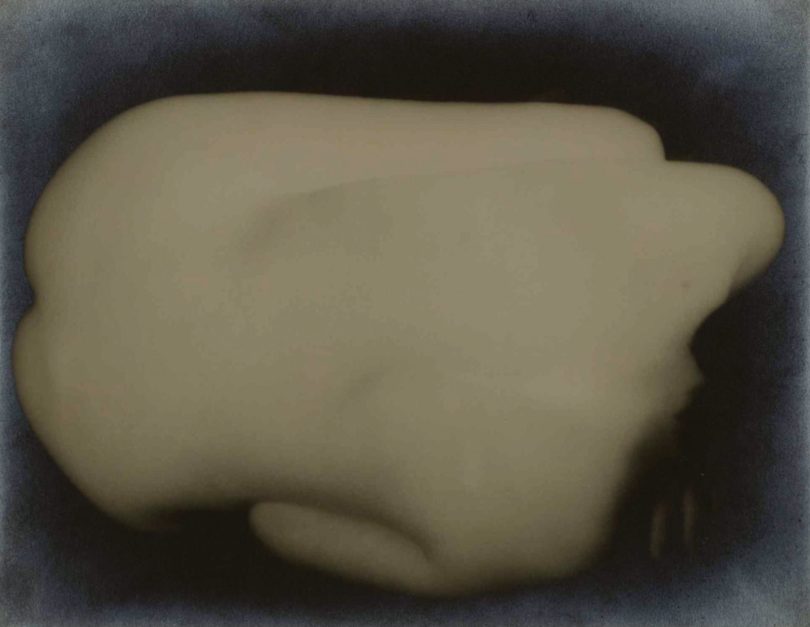 Eine seltene, nur in zwei Exemplaren bekannte Aktstudie Lee Millers von 1930 aus ihrer Zeit mit Man Ray in Paris verdoppelte am 21. April 2021 bei Sotheby’s mit 400.000 Dollar die Taxe. © Sotheby’s, New York