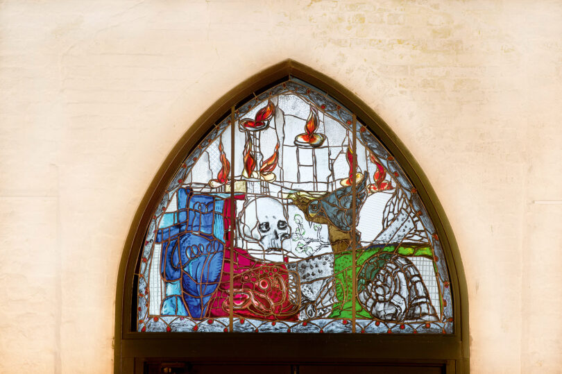 Tympanonfenster von Markus Lüpertz mit Totentanzmotiven in der Marienkirche Lübeck