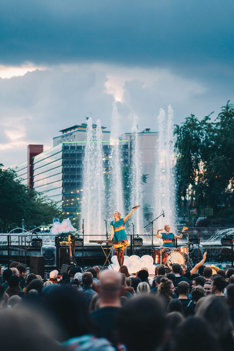 Blond Atomino im Brunnen