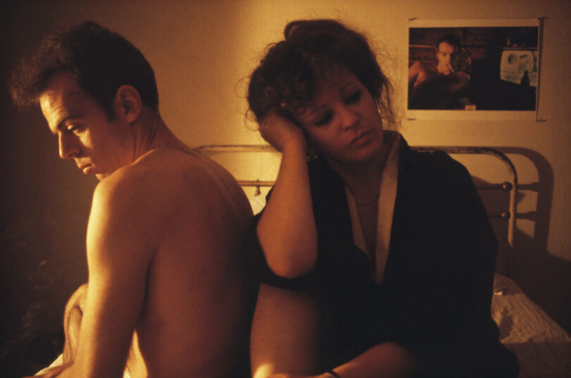 „Brian and Nan in Kimono“ (1983) zeigt den Beziehungsblues ihrer „Ballad of Sexual Dependency“ © Nan Goldin, Courtesy Stedelijk Museum Amsterdam