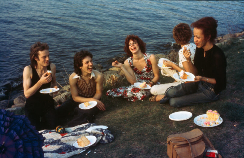 „Picnic on the Esplanade, Boston“ (1973) © Nan Goldin, Courtesy Stedelijk Museum Amsterdam; Nan Goldin, Courtesy SMB, Nationalgalerie