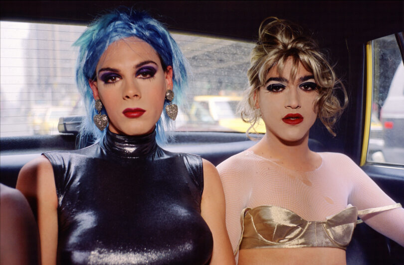 „Misty and Jimmy Paulette in a taxi, NYC“ im Jahr 1991. © Nan Goldin, Courtesy Stedelijk Museum Amsterdam