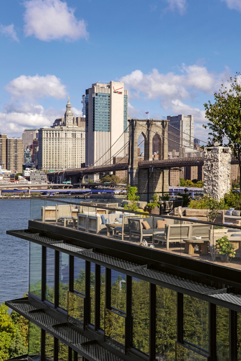 Auf der Dachterrasse des 1 Hotel Brooklyn Bridge im neu angelegten Uferpark. © 1 Hotel Brooklyn Bridge