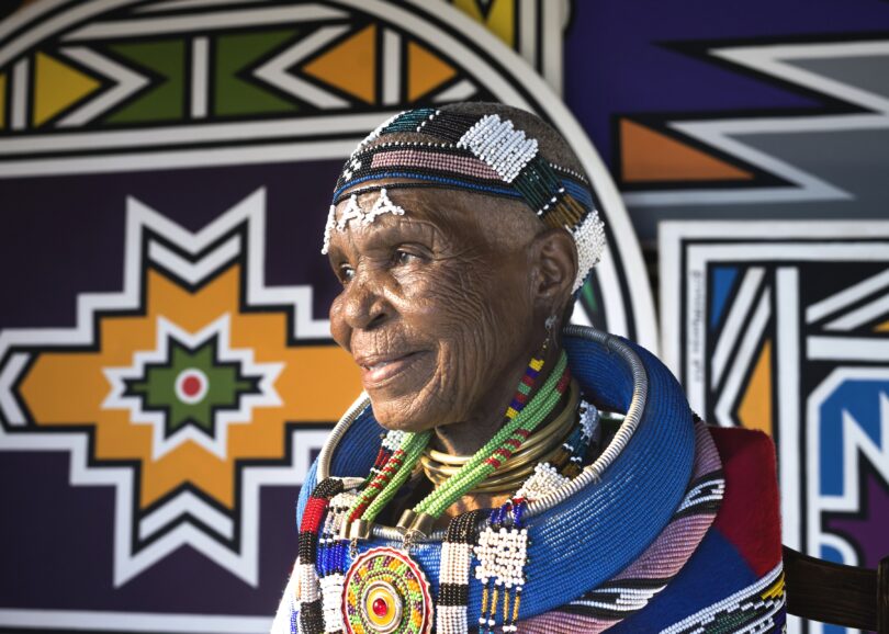 Die Künstlerin Esther Mahlangu © Clint Strydom / Esther Mahlangu / BMW