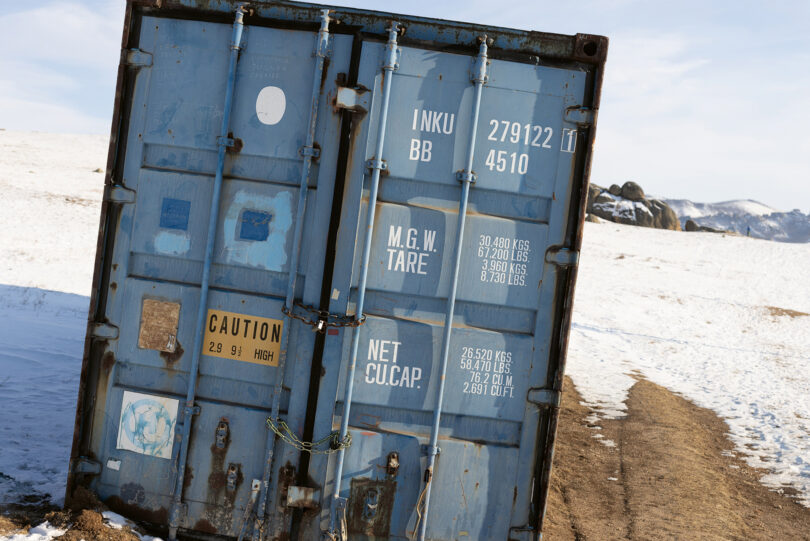 Subtil poetisch: Wolfgang Tillmans Fotografie „Intermodal Container in Mongolian Landscape“ (2023) in der Galerie Buchholz