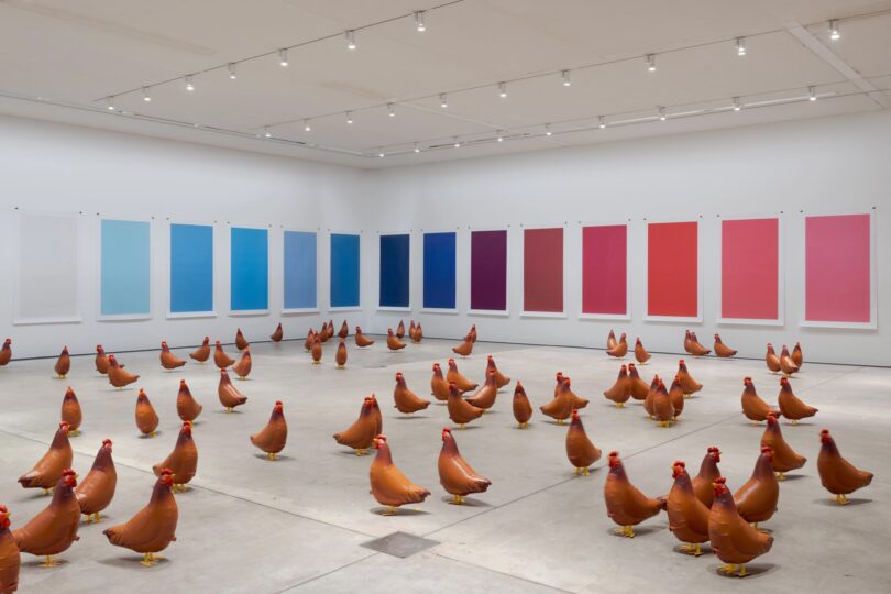 Die Bilderserie „Ocean Europe“ (2016) neben den gut sechs Dutzend identischen Heliumballonhühnern von Benedikte Bjerre („Lisa’s Chickens“, 2016/2021)