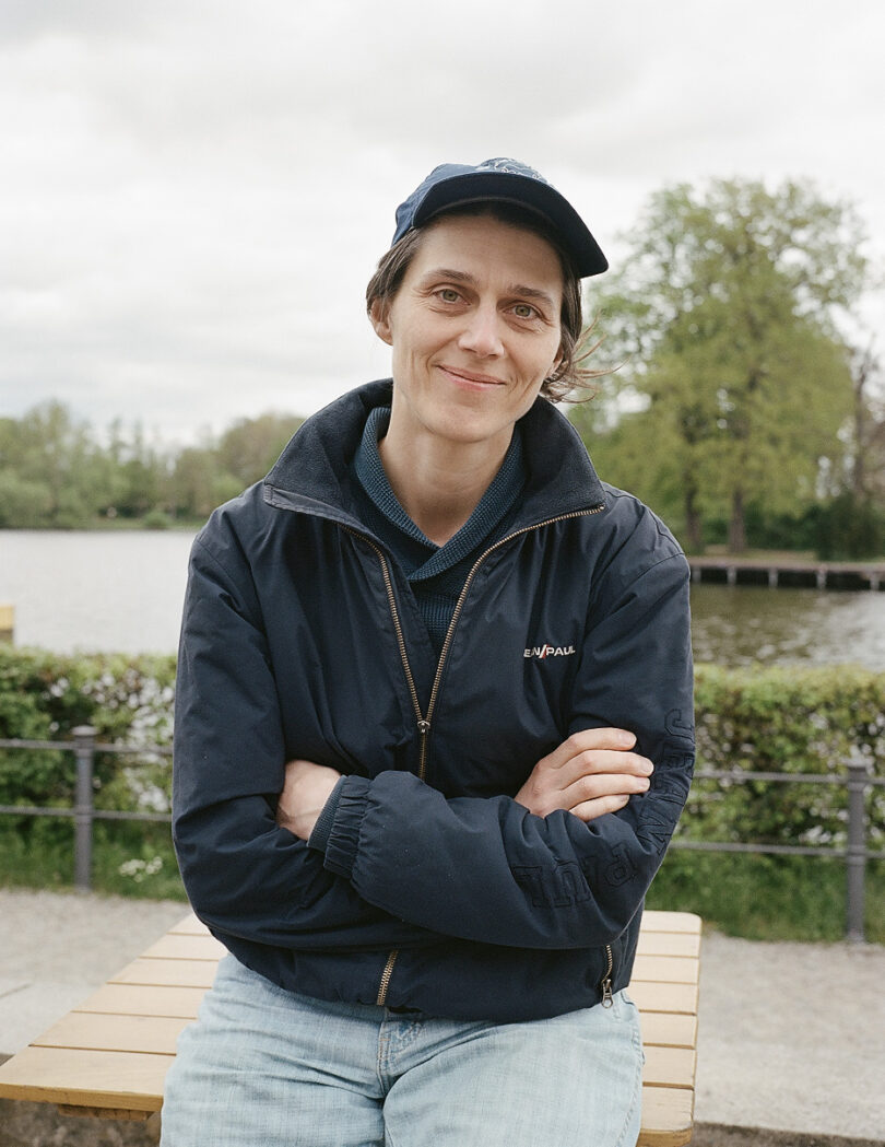 Die Bildhauerin und Dichterin Anne Wundrak im Treptower Park in Berlin, April 2024