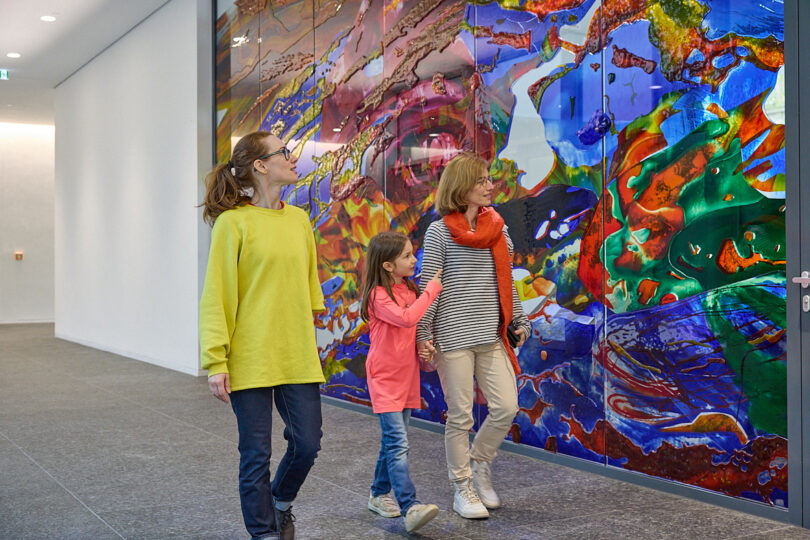 Die Glasarbeit „Ein Glas Wasser, bitte“ von Katharina Grosse empfängt die Besucherinnen und Besucher im Foyer des Museum Reinhard Ernst