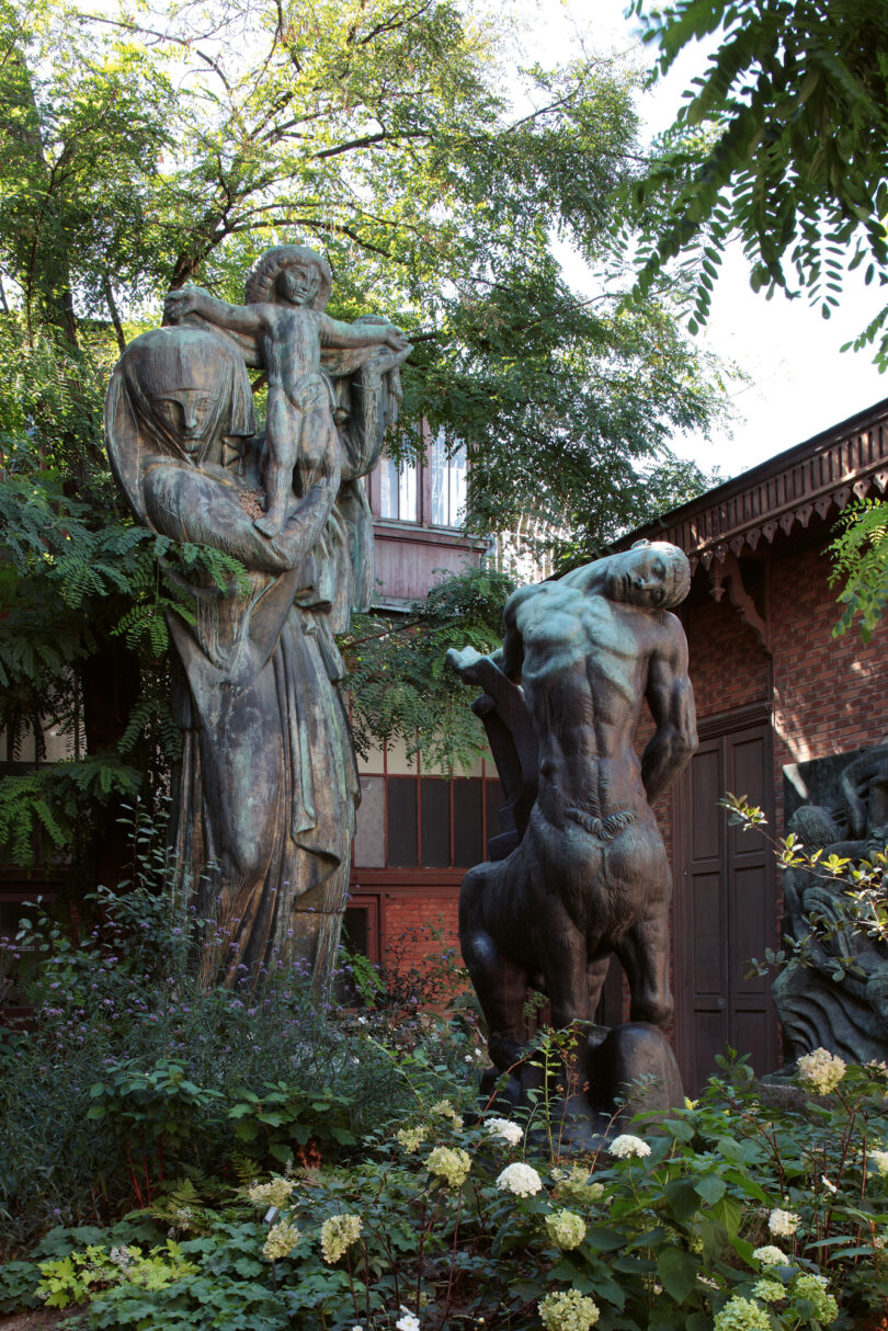 Wie verzaubert wirkt der Garten des Bildhauers Antoine Bourdelle