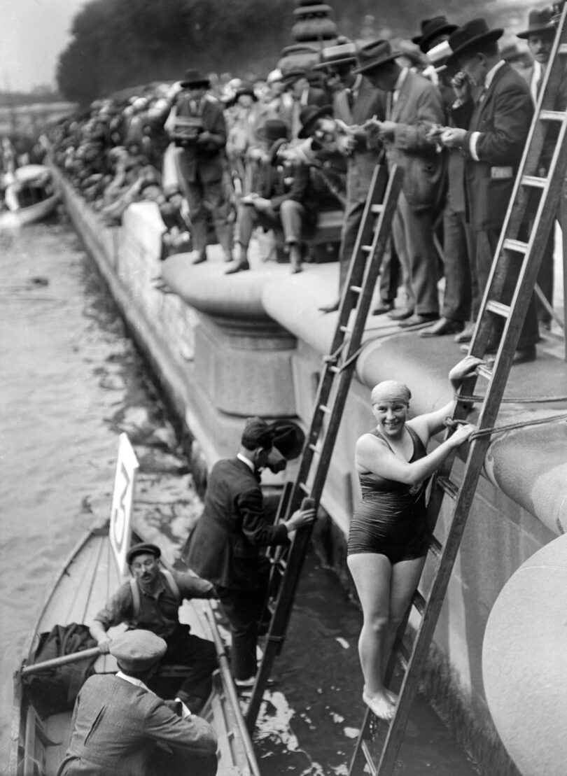 Die Schwimmerin Henriette Gardel nach ihrem Sieg beim Rennen „La petite traversée de Paris à la nage“ 1924