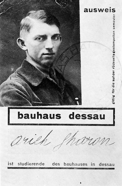 1926 bewarb sich Arieh Sharon am Dessauer Bauhaus, wo er rasch vom Direktor Hannes Meyer zum leitenden Architekten beim Bau der Bundesschule des Allgemeinen Deutschen Gewerkschaftsbundes ernannt wurde