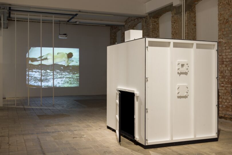 Installationsansicht in den KW Institute for Contemporary Art, Berlin 2024. Hinten: „Arctic Hysteria“ (1996), Courtesy Louisiana Museum of Modern Art, Humlebæk, Dänemark. Vorne: „Camera Obscura“ (1990/2024), Courtesy Pia Arke Estate