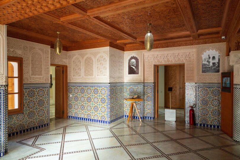 In der Villa Harris fesselt nicht nur das typisch marokkanische Interieur, sondern auch die ausgestellten Werke von Delacroix oder Majorelle, die vom nordafrikanischen Küstenstaat fasziniert waren