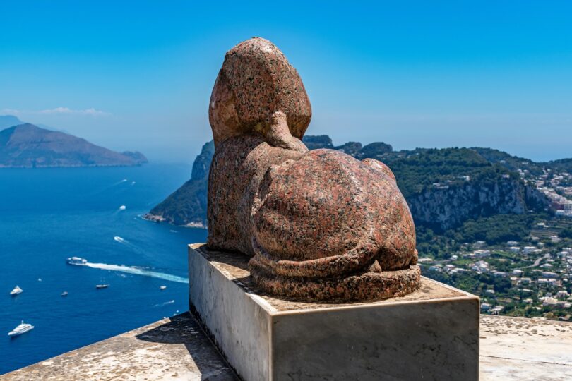 Die Küste Neapels liegt dieser Sphinx-Skulptur zu Füßen. Sie bewacht die Villa San Michele hoch oben auf der Spitze Capris