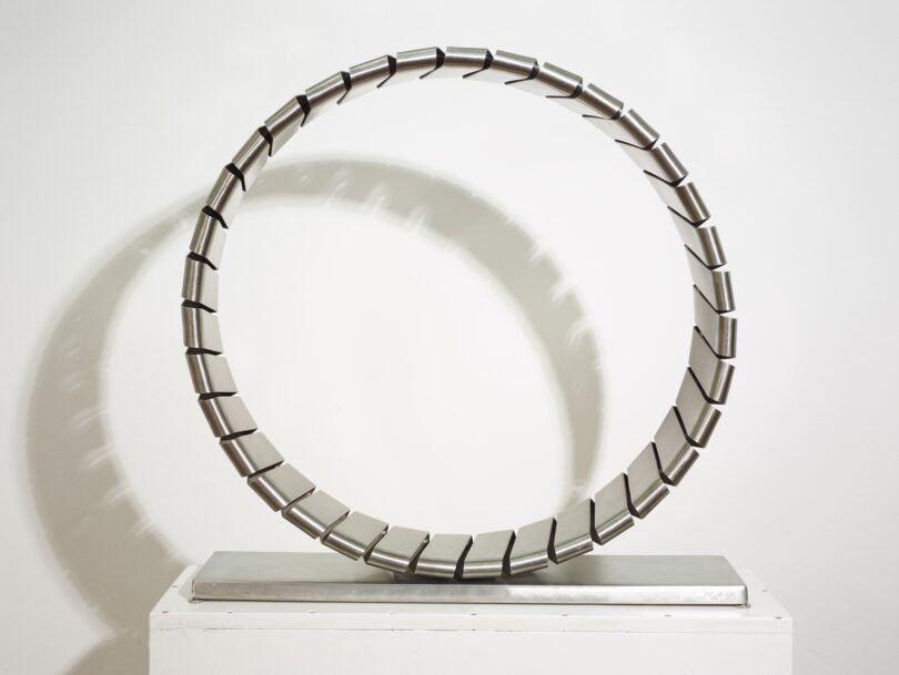 „Ring abgeflacht aufrecht“ von Martin Willing (1995) im Kunstmuseum Gelsenkirchen