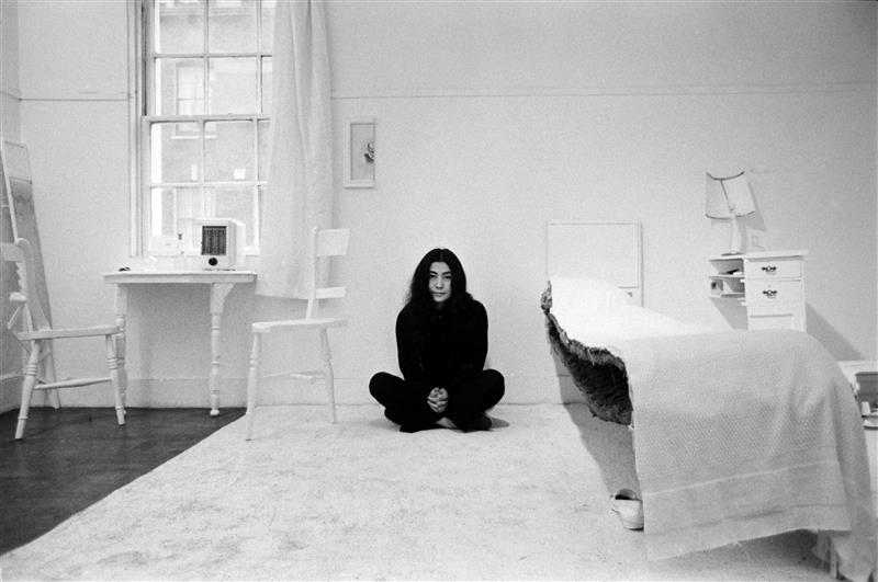 Yoko Ono mit Half-A-Room, 1967, bei HALF-A-WIND SHOW, Lisson Gallery, London, 1967