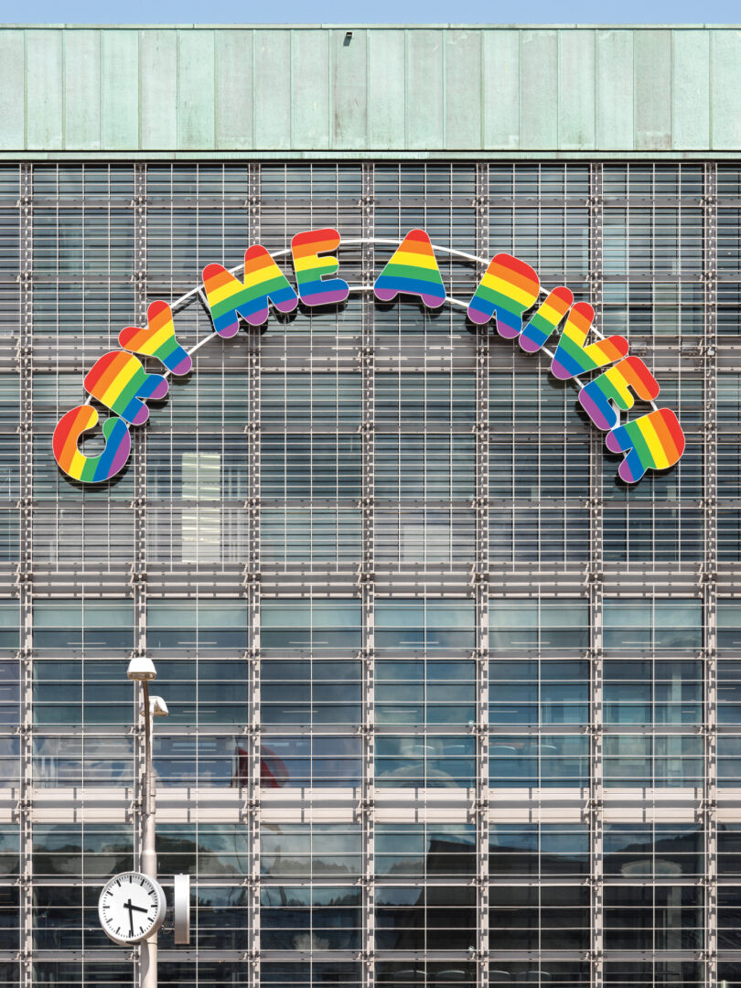 Ugo Rondinones erste Regenbogenskulptur „cry me a river“, 1997 leuchtet jetzt an der Museumsfassade in Luzern und hat der bis zum 20. Oktober laufenden Schau ihren Titel gegeben