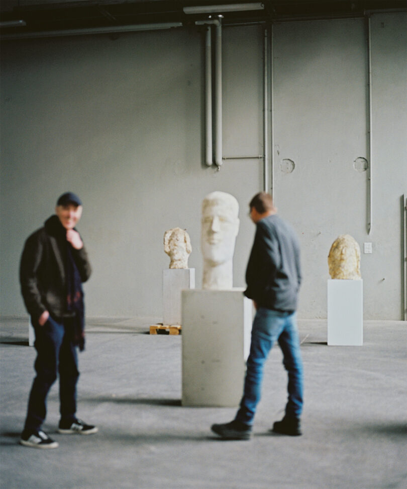 Mit Ulrich Meinherz im Kesselhaus Josephsohn in Sankt Gallen bei „Hans Josephsohn vu par Albert Oehlen“ in Paris