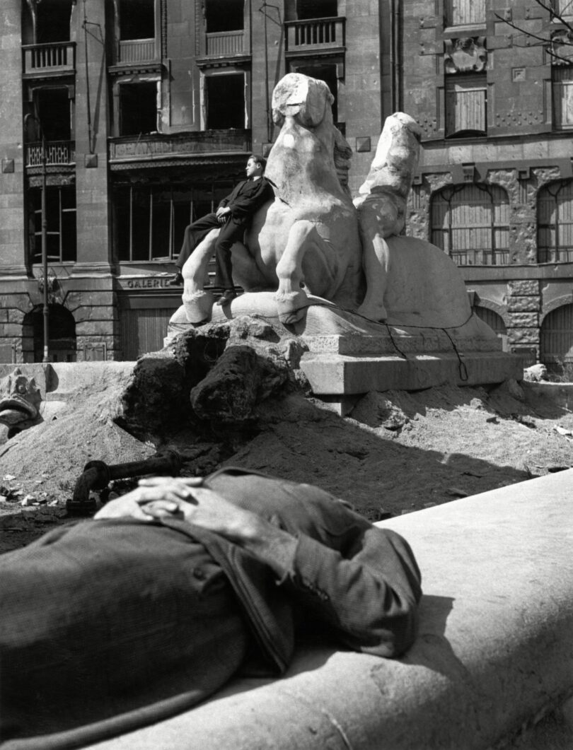 Herbert Lists Fotografie aus dem Münchner Stadtmuseum „Sonnenbad am Hildebrandt Brunnen am Lenbachplatz“ München, 1946