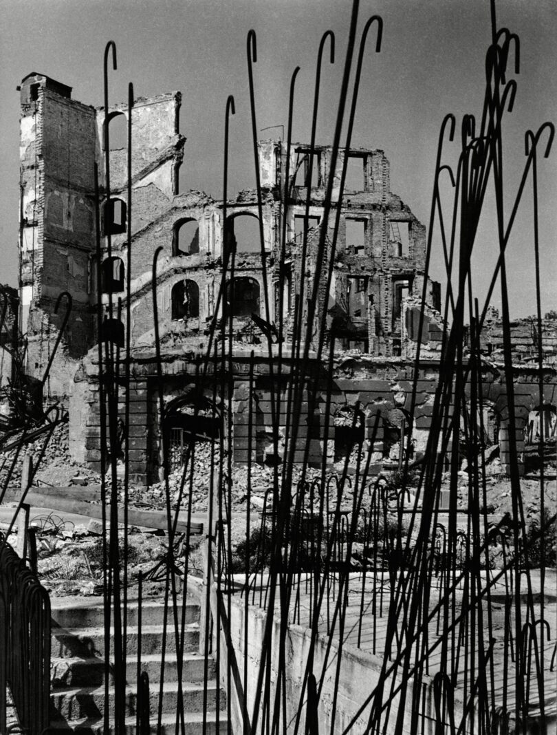 Herbert Lists Fotografie aus dem Münchner Stadtmuseum „Stahlgerippe vor Ruine des Regina Hotel an der Brienner Straße“ München, 1946