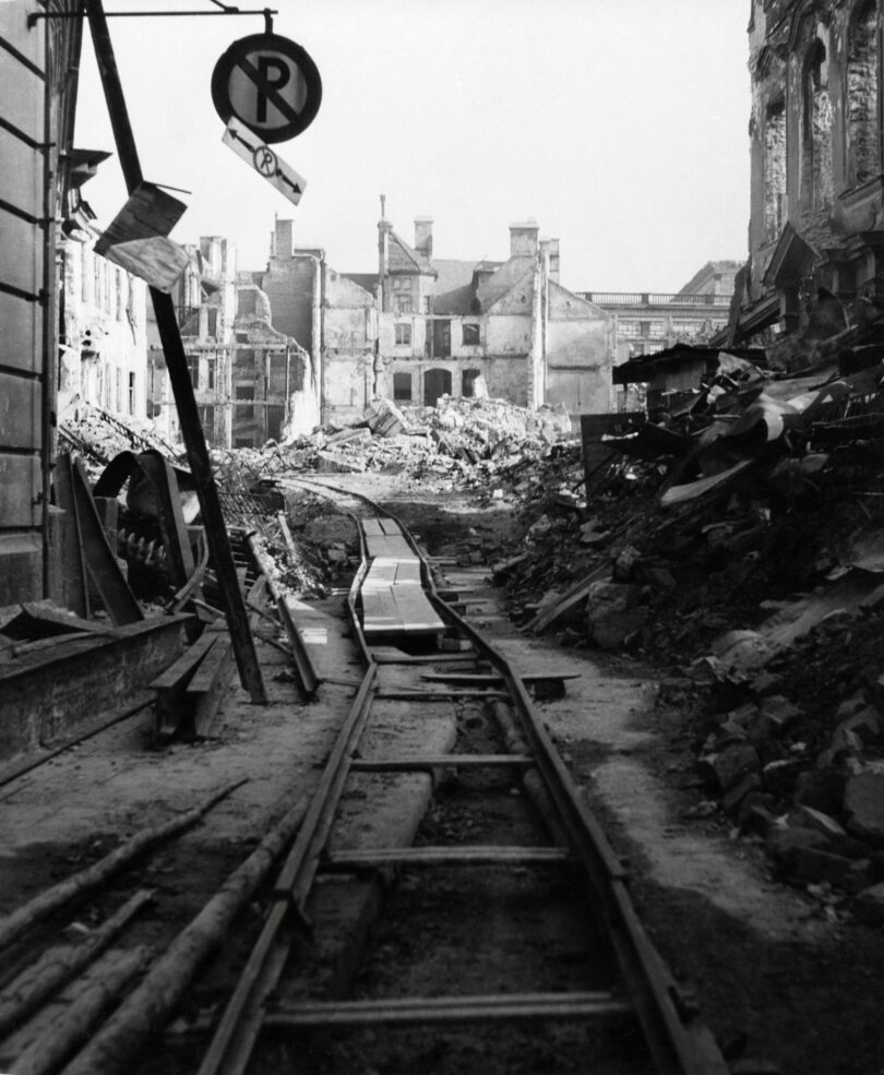 Herbert List Fotografie aus dem Münchner Stadtmuseum „Schuttbahnschienen in der Nähe des Max-Joseph-Platz und der Perusastraße“ München. 1946